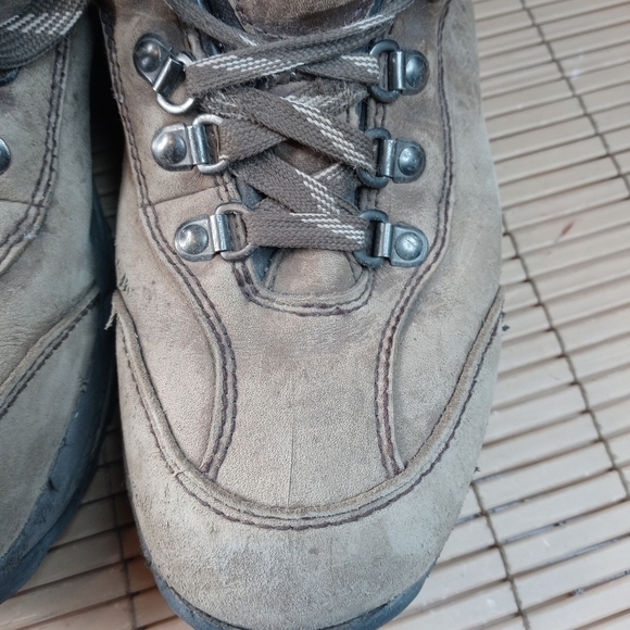 REI 7909 women's sz 10. Waterproof insulated leather hiking boots. Vibram sole. - Picture 7 of 11